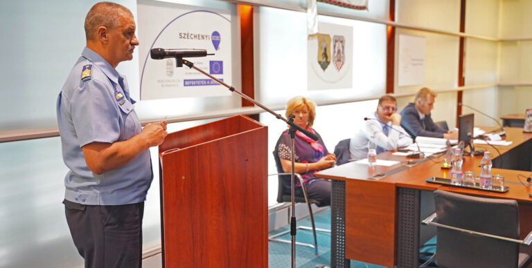 A vármegyei közgyűlésen ismerték el rendőrök és a tűzoltók munkáját