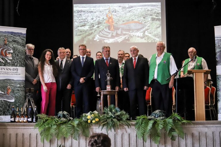 Szent István-díjat kapott az első magyar űrhajós
