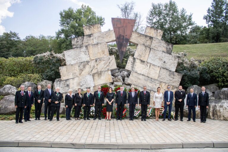 Koszorúkat helyeztek el a Nemzeti Kőbányászati Emlékhelynél