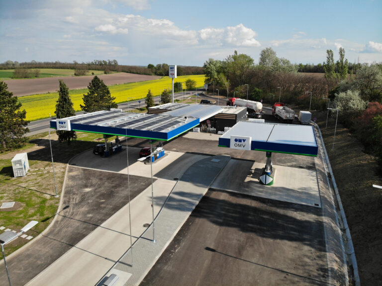 Napelemeket telepített az OMV 100 hazai töltőállomásán