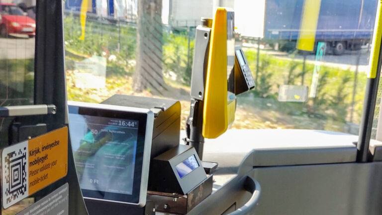 A Volánbusz járműveinek már több mint egyharmadán elérhető a készpénzmentes fizetés