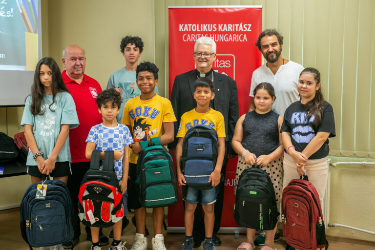 Tanfelszerelést biztosít a rászoruló gyerekeknek a Karitász országos hálózata