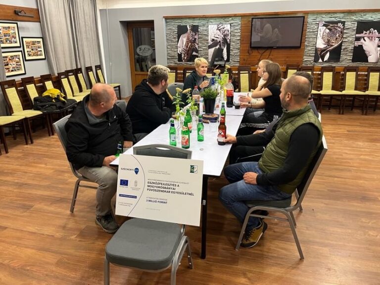 A Mogyorósbányai Fúvószenekar bankett asztalokra és székekre pályázott