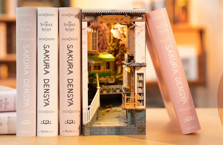 Fedezd fel a Rolife Sakura Densya könyvtámaszt – kreatív DIY könyvtámasz és könyvkuckó