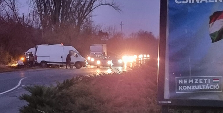 Két kisteherautó ütközött össze Dorogon