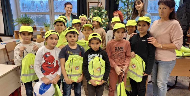 Ajándékokkal kedveskedtek a rendőrök