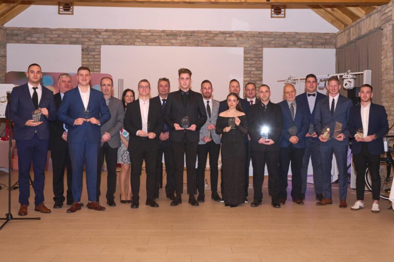 Esztergomi és tokodi játékvezetőket is díjaztak