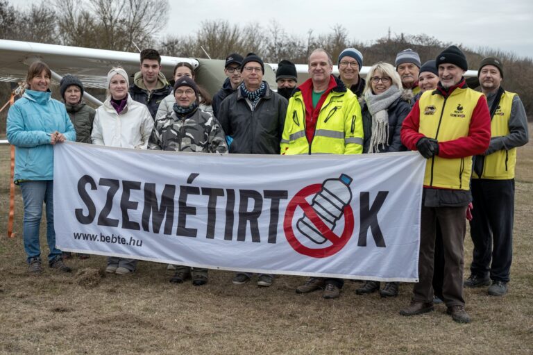 Most a repülőtér környékét tisztították meg a helyi környezetvédők