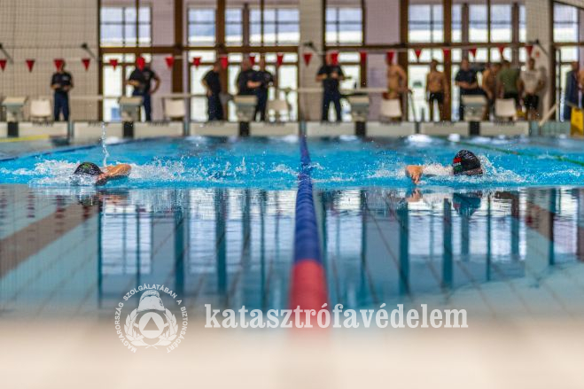 Úszásban is jeleskedik az esztergomi tűzoltóság vezetője