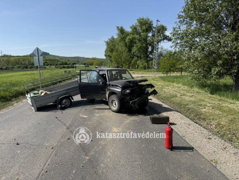 Két autó ütközött Táton