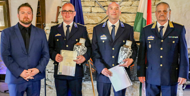 Rendőrök kaptak kitüntetést a horgászoktól