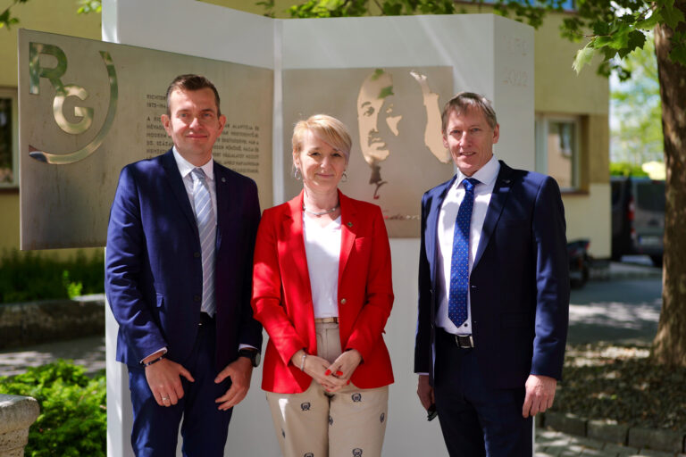 A Richter dorogi gyáregységénél tett látogatást Czunyiné dr. Bertalan Judit államtitkár