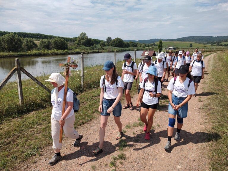 A nyáron 6000 kilométert gyalogolnak a diákok a zarándoktáborokban