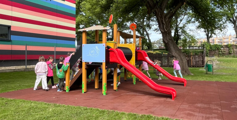 Átadták a dorogi Petőfi-iskola új játszóparkját