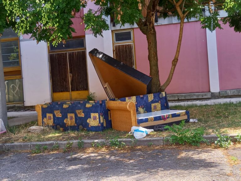 Dorog lakótelepein az illegális hulladéklerakások