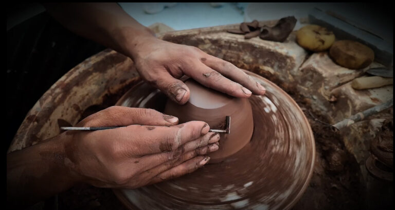 Ötszínű kerámia: egy művészi virág, amely a talajból virágzik