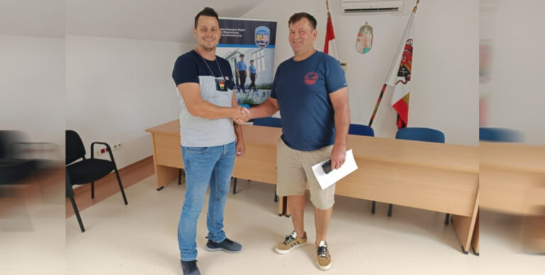 Egy dorogi bankautomatánál felejtette a telefonját, mire visszaért, ellopták