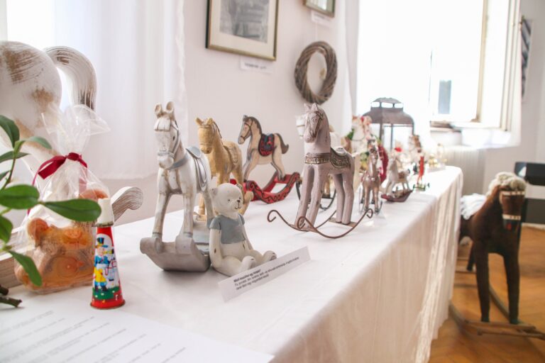 Hintaló gyűjteményt mutattak be Tokodon