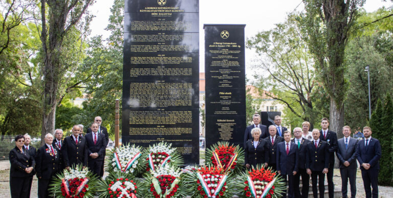 Utoljára koszorúztak az Otthon téren