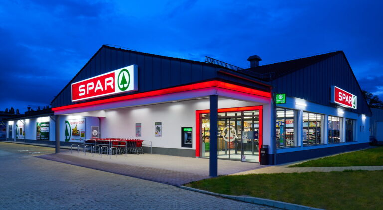 Közel félmilliárd forintos beruházással újult meg az esztergom-kertvárosi SPAR