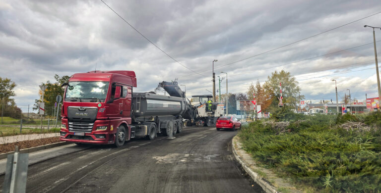 Több mint egy kilométer hosszan újul meg a 111-es út Dorogon