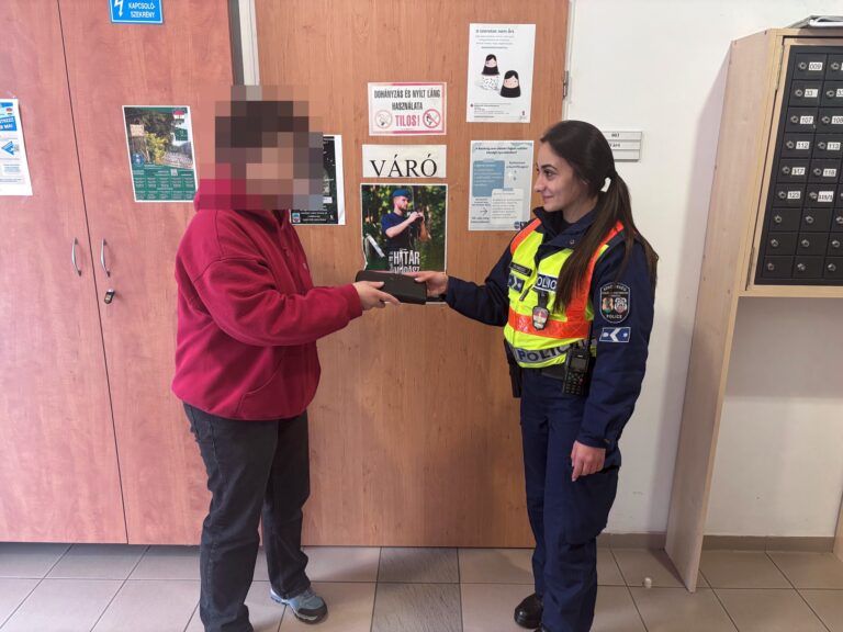 Becsületes megtaláló vitt be egy pénztárcát a Dorogi Rendőrkapitányságra