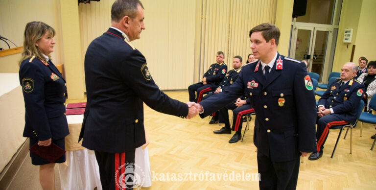 Két esztergomi tűzoltót is előléptettek