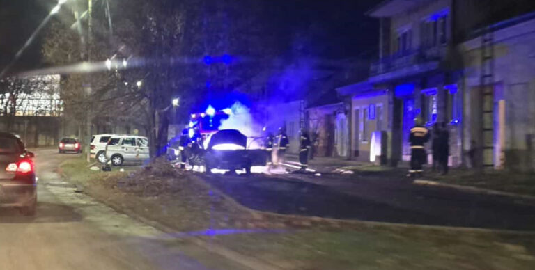 Kigyulladt egy autó Esztergomban