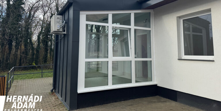 Befejeződött az esztergom-kertvárosi orvosi rendelő várójának bővítése
