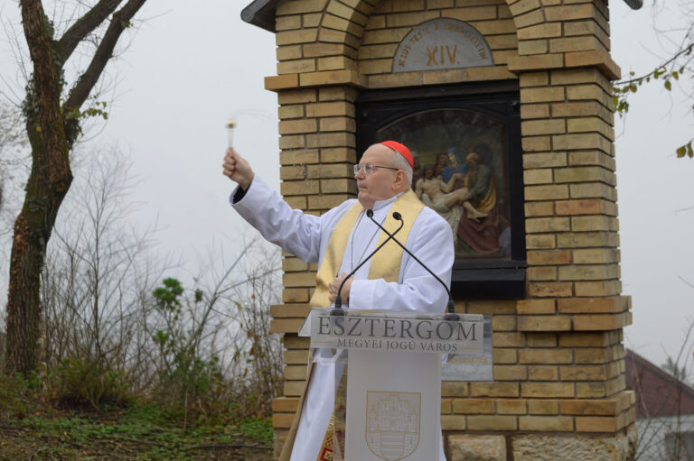 Erdő Péter megáldotta a belvárosi Kálvária-kápolnát és a keresztutat