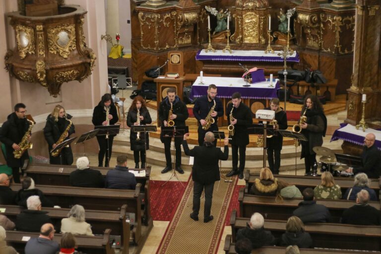 Adventi dallamok csendültek fel a tokodi templomban