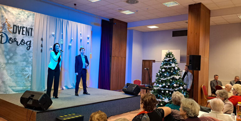 Meghitt karácsonyi ünnepséggel köszöntötték az időseket Dorogon