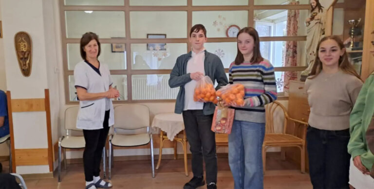 Az idősek otthonának lakóit lepték meg a dorogi zrínyisek