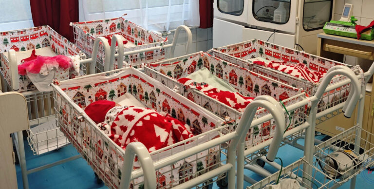 A Mikulás az esztergomi kórház szülészetére is megérkezett