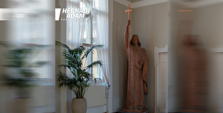 Méltó helyére került Pátzay Pál monumentális Szent István-szobra Esztergomban