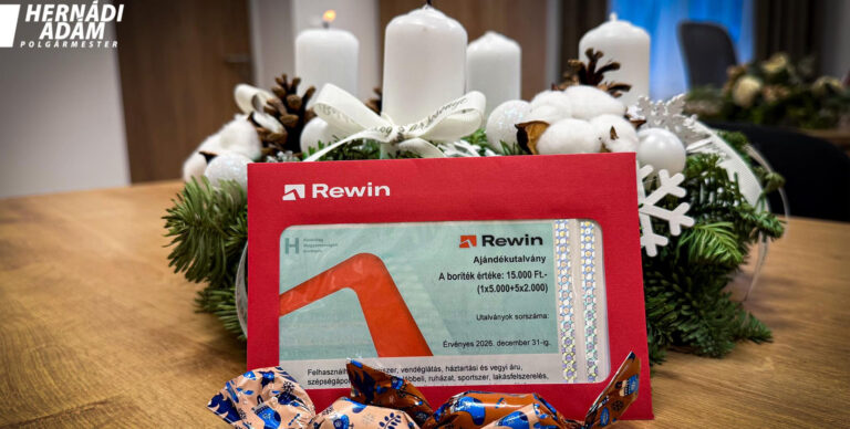 Már kézbesítik az esztergomi idősek karácsonyi ajándékutalványait