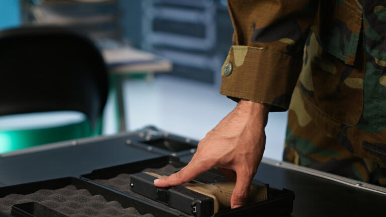 „Számító hazafi”: Hogyan cserélte az egri jogász az emigrációt politikára és norvég fegyverekre?