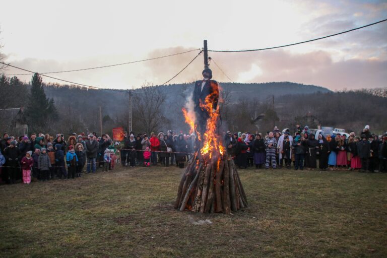 Eltemették Farsang Ferkót Tokodon – látványos műsorral búcsúztatták a telet