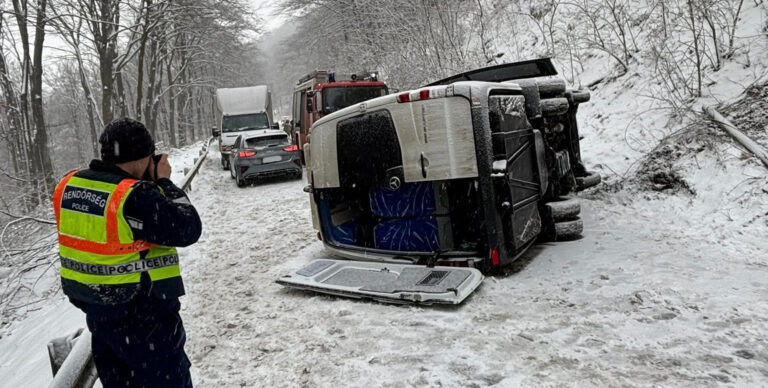 Felborult egy kisbusz Dobogókő közelében