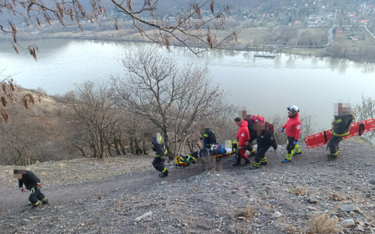 Lezuhant egy fiatal lány a Remete-barlangnál