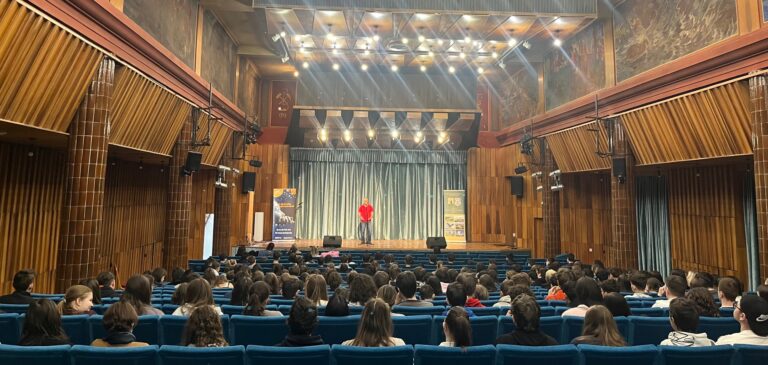 Szinte megtelt a művelődési ház – drogprevenciós program Dorogon