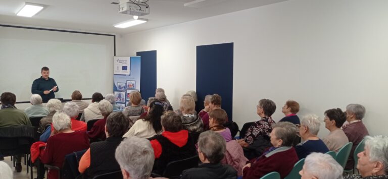 Demenciáról szóló filmvetítéssel indult a közösségi programsorozat Lábatlanon