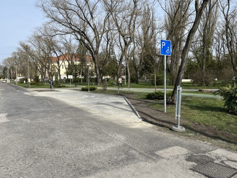 Hamarosan elkészül az Otthon téri játszótér, az akadálymentes parkoló már kész
