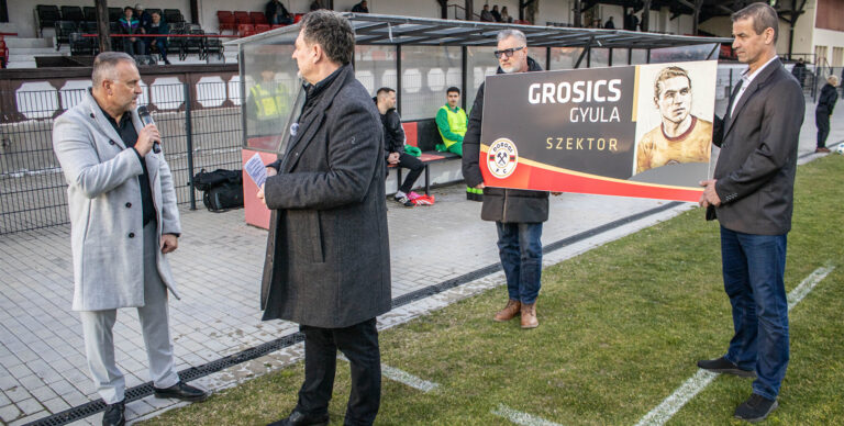 Felavatták a Grosics Gyula szektort a dorogi stadionban
