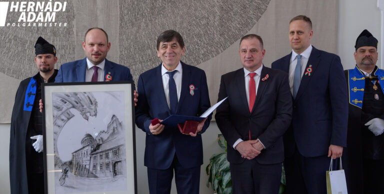 Három Pro Urbe Esztergom díjat adtak át a március 15-i ünnepségen