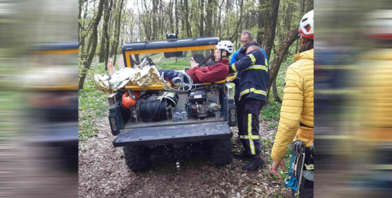 Sziklamászót mentettek Bajóton, nehezen megközelíthető helyről hozták le