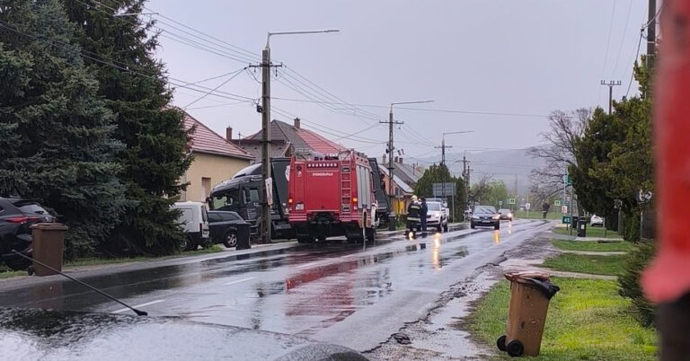 Árokba csúszott egy teherautó Táton