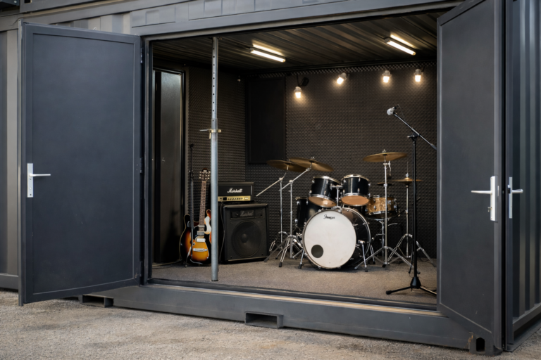 Megérkezett a próbakonténer, júniustól használhatják az esztergomi zenekarok