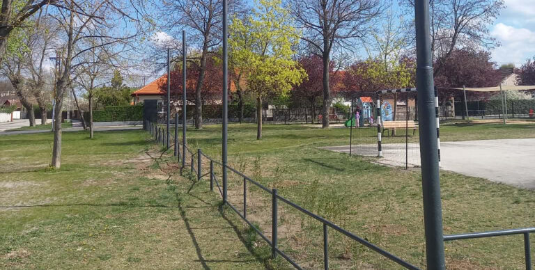 Labdafogó hálót kap a Jubileum téri játszótér focipályája