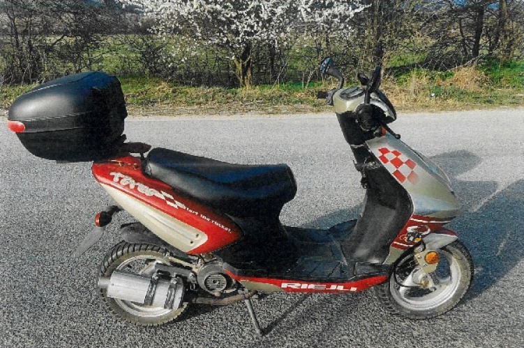 Robogót loptak egy esztergomi társasház elől